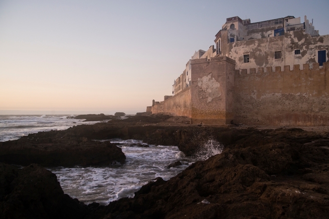 Một góc tường thành của thành phố Essaouira và bờ biển mênh mông của Đại Tây Dương.